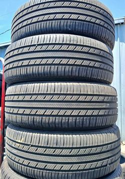 235 55 20 Michelin tires Con 80% de Vida Las 4