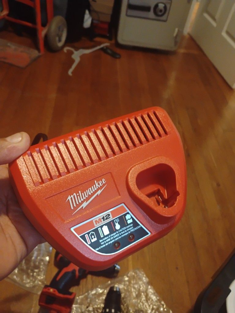Milwaukee 12 Volts Charger