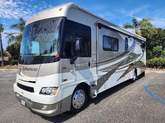 2010 Winnebago Adventurer 32h - 32'10"