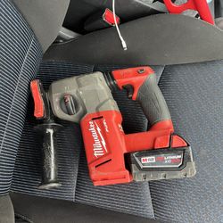 Milwaukee M18 SDs Rotary Hammer Fuel 1” Con Batería 🔋 5.0ah $200 Firme Precio No Pierdas Tu Tiempo 