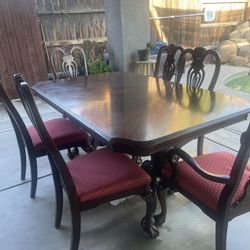 Dinner Table/ Comedor