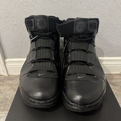 Nike zoom LeBron IV size 9