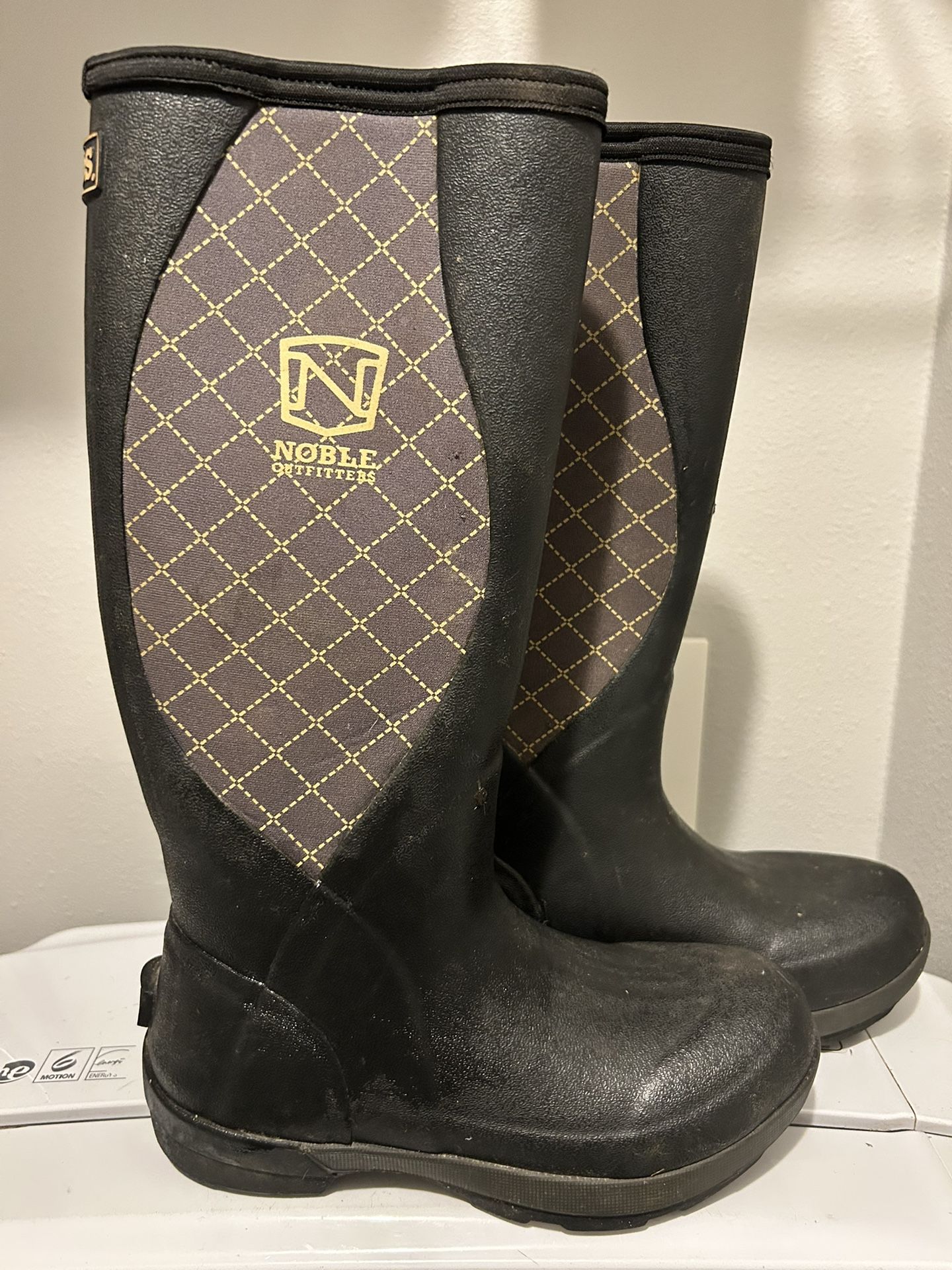 Women’s Size 8 Noble brand muck boots