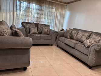 3-Piece Living Room Sofa Set with Pillows – Excellent Condition