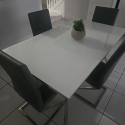 Mesa de comedor con 4 sillas