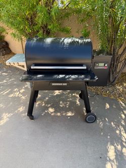 Traeger Ironwood 885 w/ Shelf and Cover