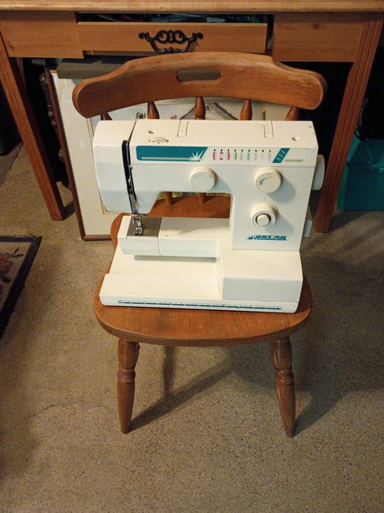 RICCAR SEWING MACHINE MODEL 555