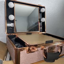 Freedah Luxury Portable Makeup Station/Vanity 
