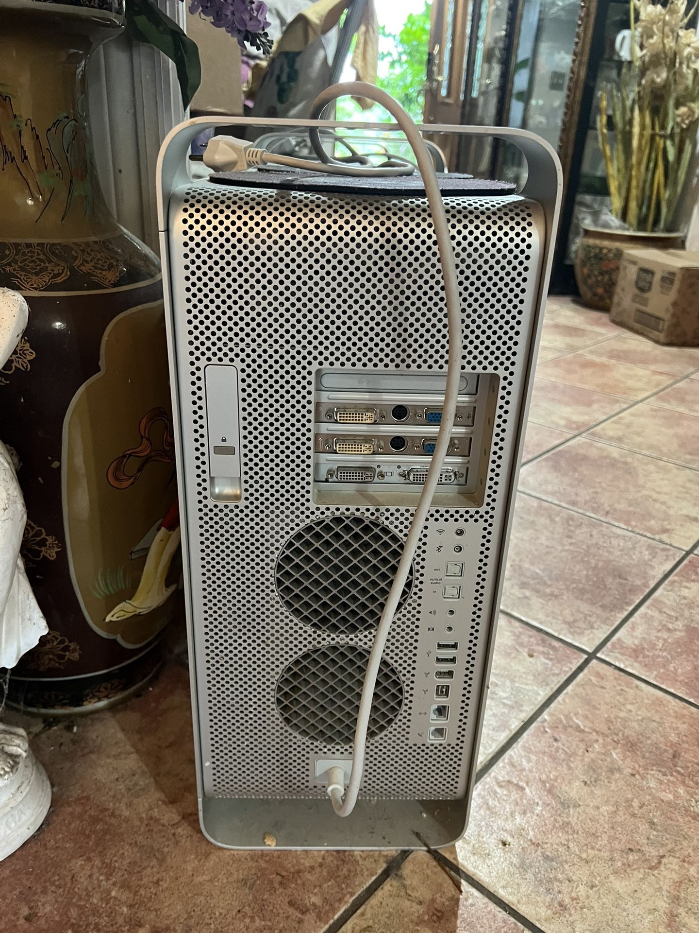 APPLE Power Mac G-5 with 2 Monitors