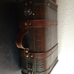 GORGEOUS VTG Leather Wrapped 8"x12" Wooden Mini Storage Trunk.

