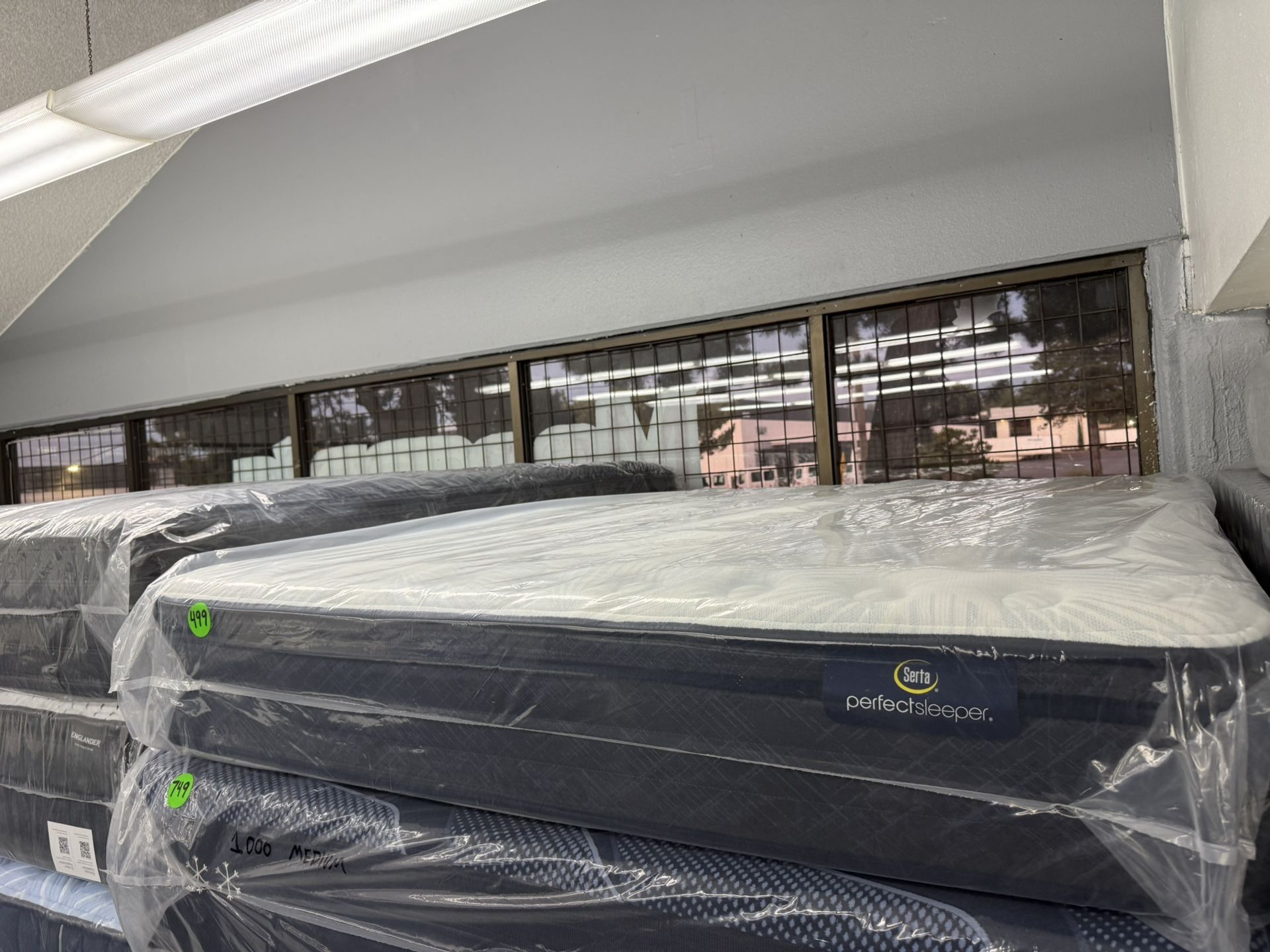 QUEEN SIZE SERTA PERFECT SLEEPER EURO TOP MATTRESS & BOX SPRING BED SET