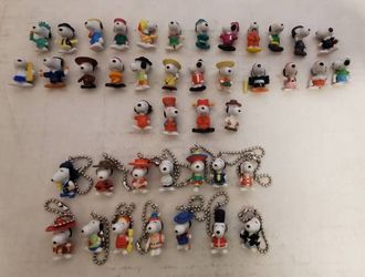(42) 90s SNOOPY/PEANUTS AROUND THE WORLD FIGURINES 1" 28 RUBBER/14 KEYCHAINS PVC VTG RARE