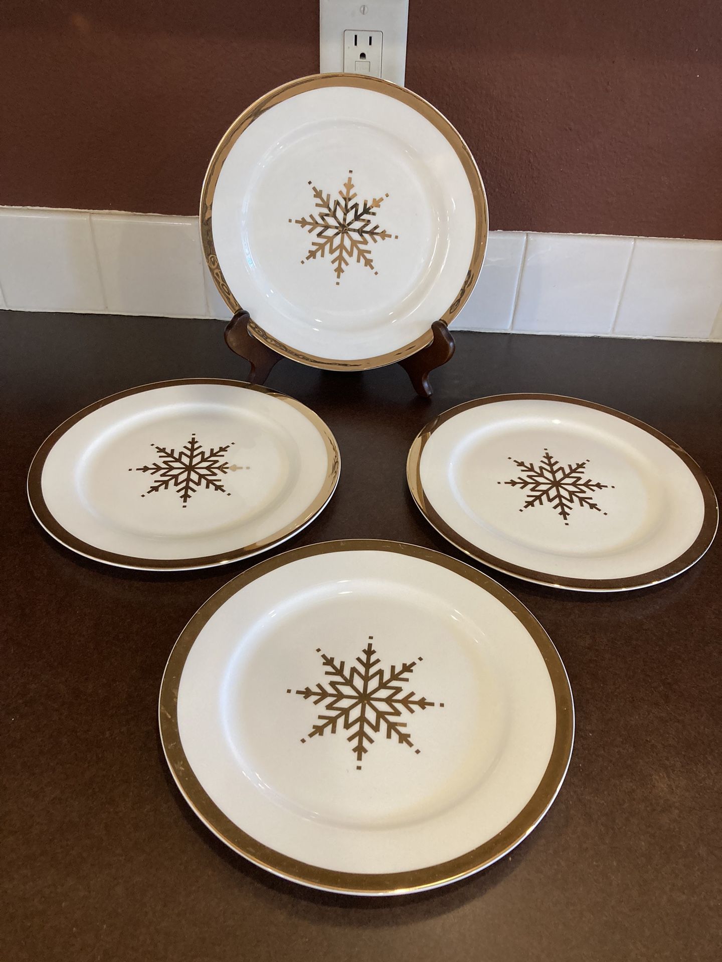 NEW No Box Fitz & Floyd Grand Rim Gold christmas Snowflake Plates (4-Pack) Each plate about 9 1/2” No box