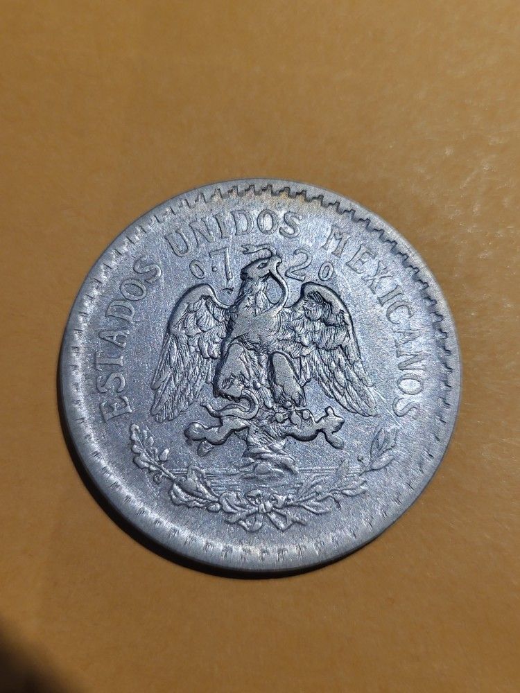 Authentic Circulated 1925 Un peso Silver!