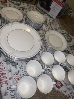 9, 5 piece place setting for a English fine bone China carnation H 5084 Royal Doulton tableware Ltd 1982