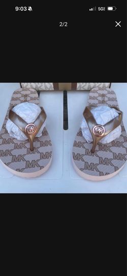 Michael Kors flip flops size 8 NEW( No Box) I do provide a dust bag. Pick up in the city of Pico Rivera