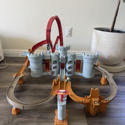 Hot Wheels Mario Kart Bowser’s Castle Track Set with 1:64 Scale Die-Cast Kamek Toy Vehicle & Storage