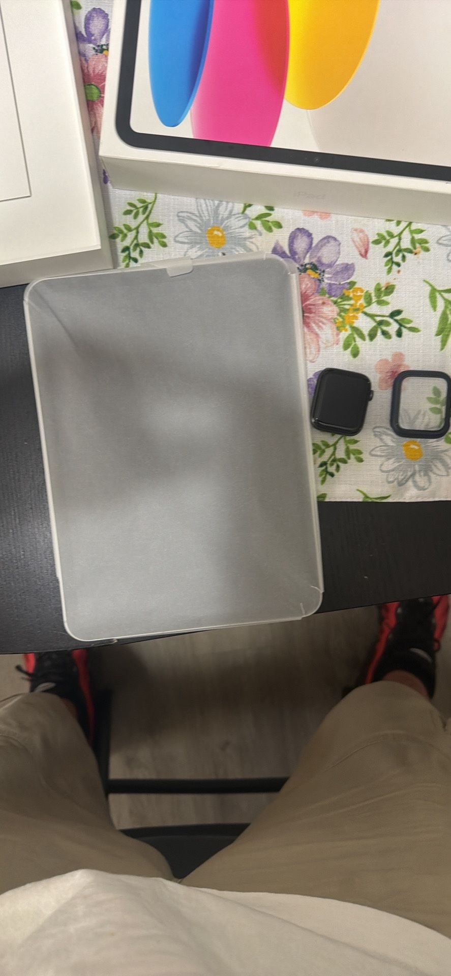 iPad 10th Generation and Apple Watch Se 44mm both items are cellular plus Wi-Fi