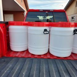 Barriles De Plástico 20 Galones  $25 Cada Uno
