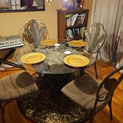 Table With 4 Chairs $100
