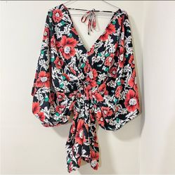 NWT Floral V-Neck Romper Size M - KimCine Curve