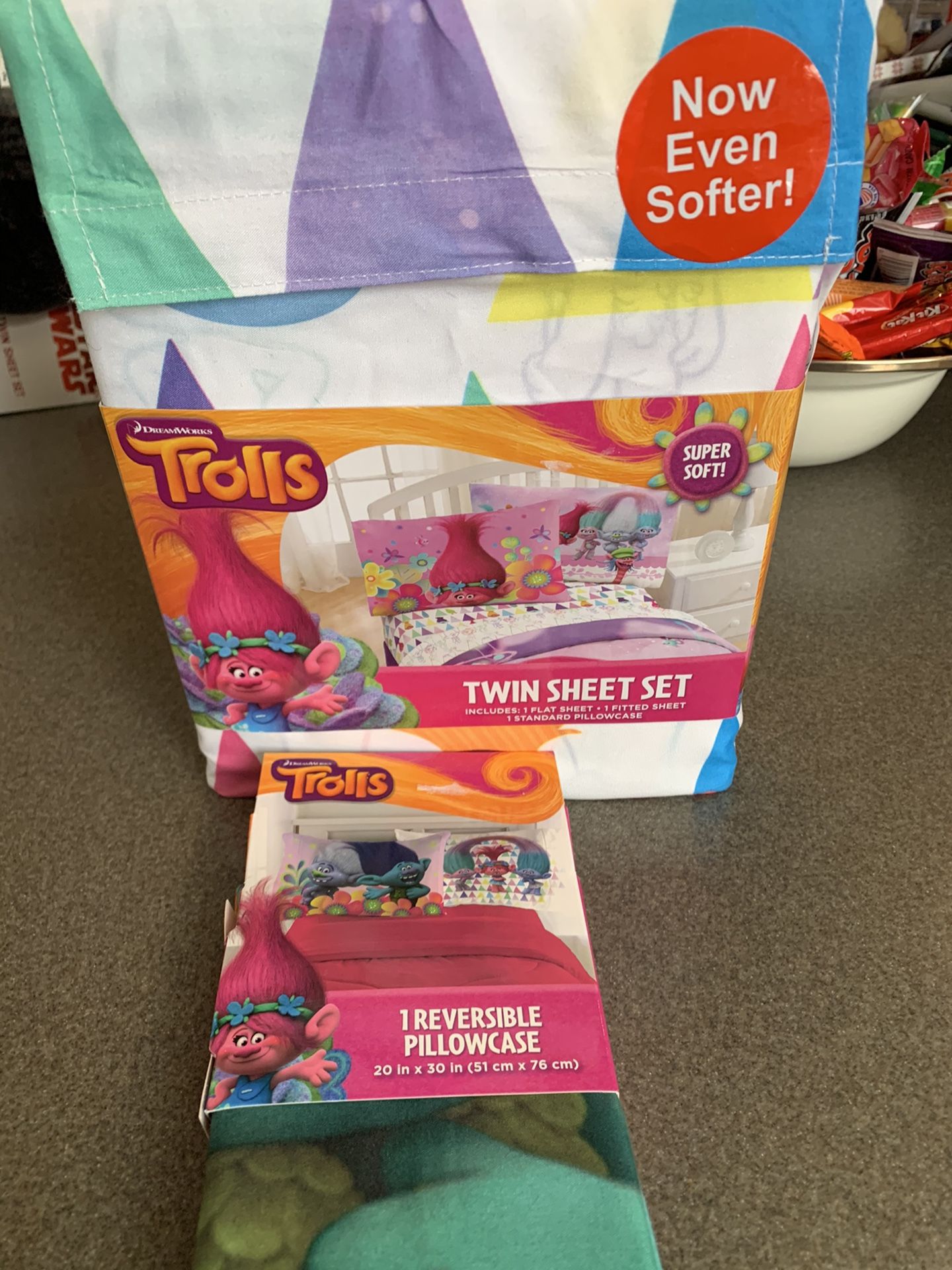 New Trolls twin sheet set & Extra pillowcase