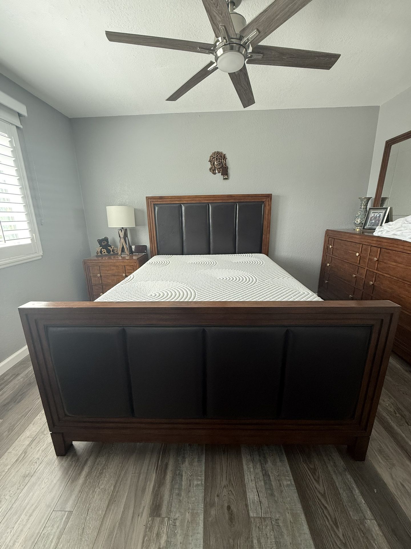 Queen Bed Frame + Tempur-Pedic Mattress – Excellent Condition