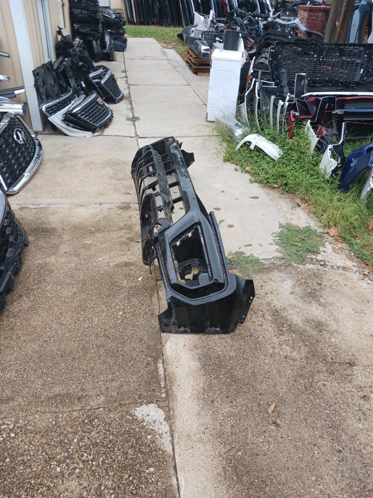 2022-2023 Chevy Colorado Front Bumper OEM 