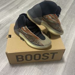 Brandnew Yeezy QNTM Size 10.5