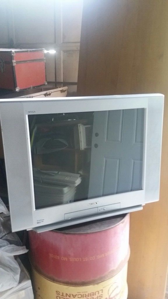 32 in Sony Trinitron TV and DVD player