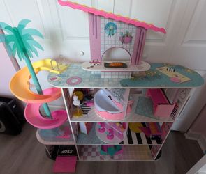 L.O.L. Surprise! House of Surprises Dollhouse with Accessories