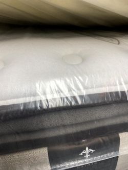 QUEEN MATTRESS W/BOX SPRING $450