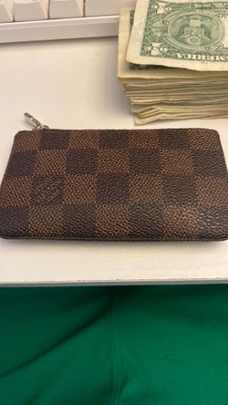 Louis vuttion key punch also use for card or cash holder