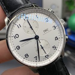 The man put on the cool and stylish outfit, instantly exuding a strong sense of coolness and charisma.