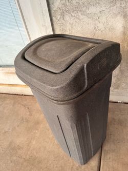 Outdoor trash can