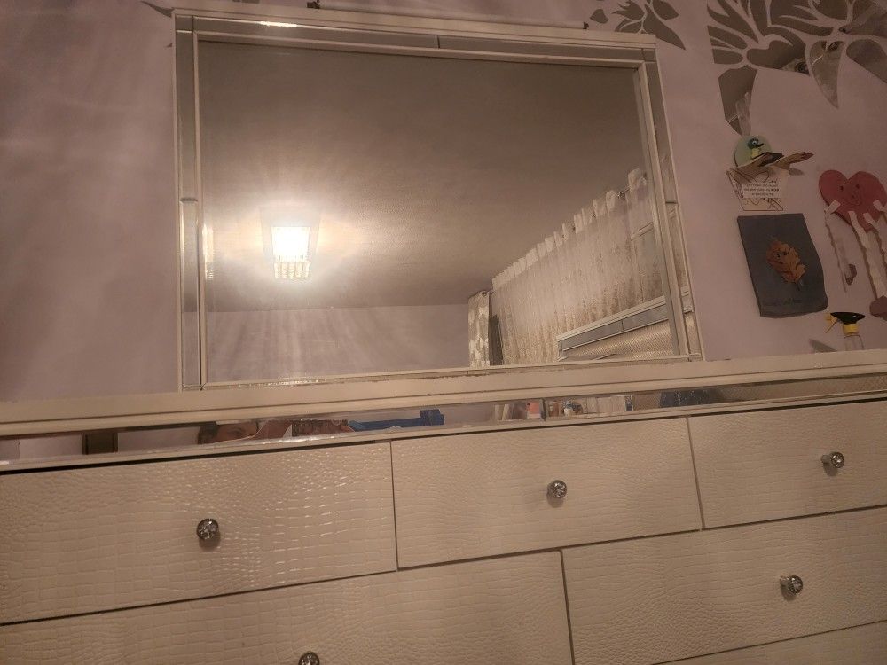 Dresser With Mirror King Size 