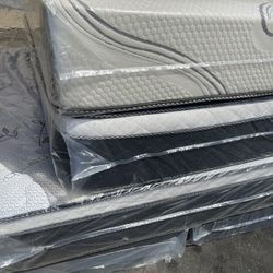 Memory foam 🛏️💤 12" inches tall ☑️Great Quality Mattress ☑️All sizes ☑️Sale day delivery🚚 ☑️Twin sizes $190 ☑️Full sizes $290 ☑️Queen sizes $305
