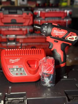 Milwaukee M12 12V Lithium-lon Cordless 1/4 in. Hex Screwdriver with battery and charger