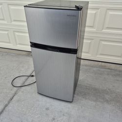 Insignia// 4.3 Cu. Ft. With Top Freezer// Stainless Steel Mini Fridge, In Perfect Condition 