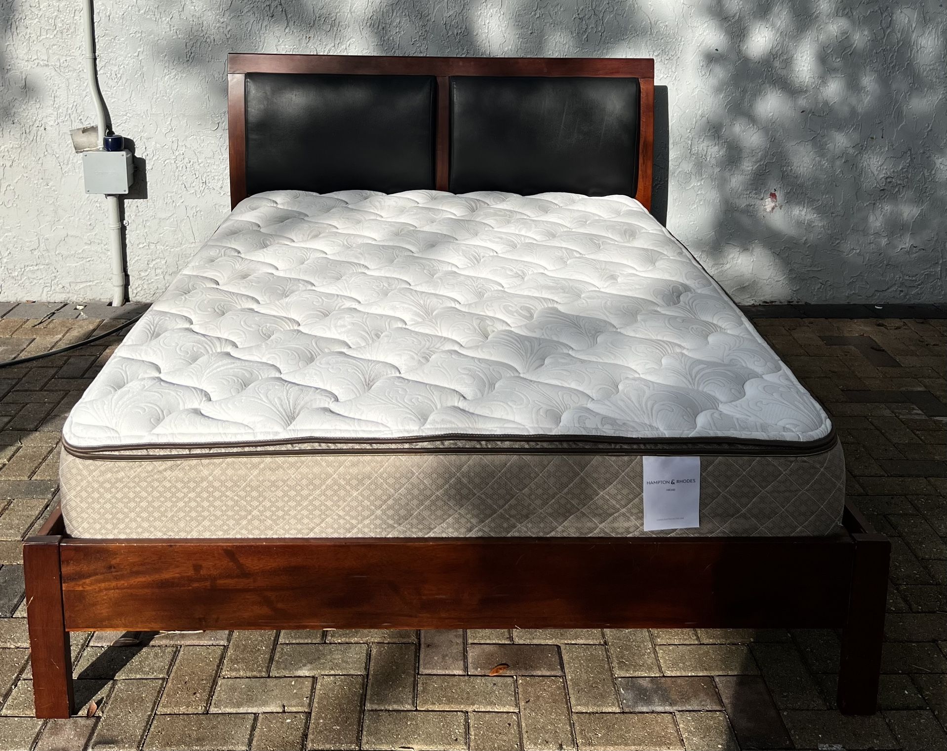 Queen size bed, made of wood and leather. Mattress included. I can deliver for an additional cost, price 200$. Perfect conditions!!