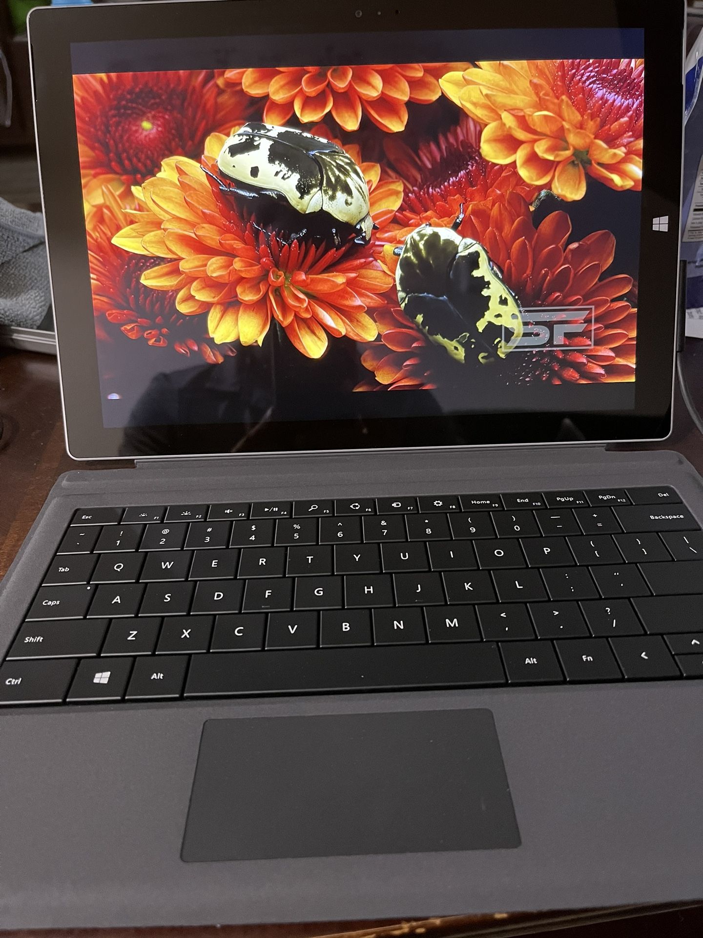 Microsoft Surface Pro 3 12.3” i5-4300U 1.9GHz 8GB 256GB SSD Win 10 Pro Keyboard. Convertible Touch Screen. Screen is in very good condition and h
