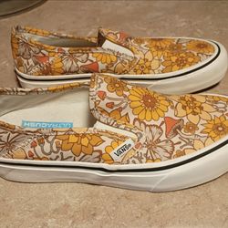 Slip in Vans. Boys Sz 4.5 Girls Sz6