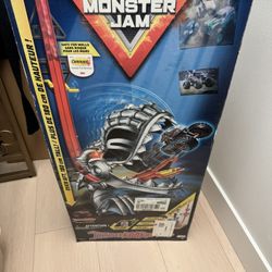  NEW IN BOX - Monster Jam Thunderous Drop