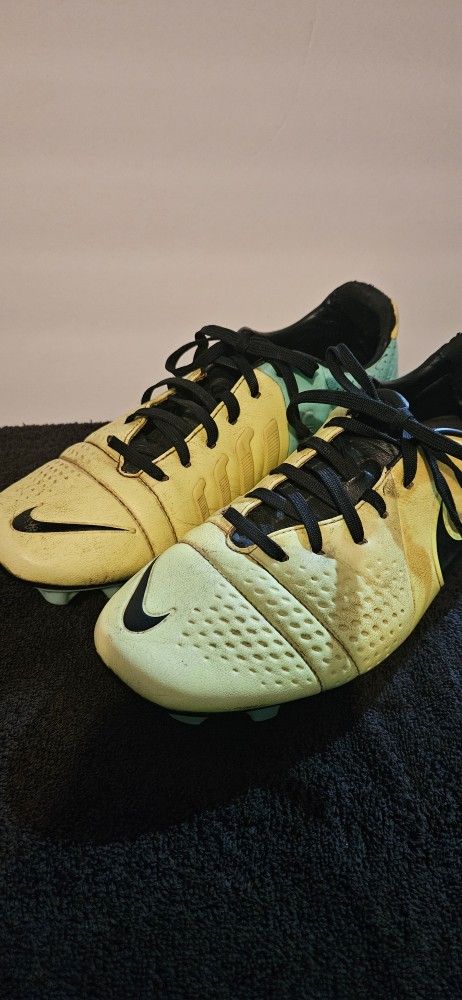Nike Woman's SOCCER Shoes Sizr 8