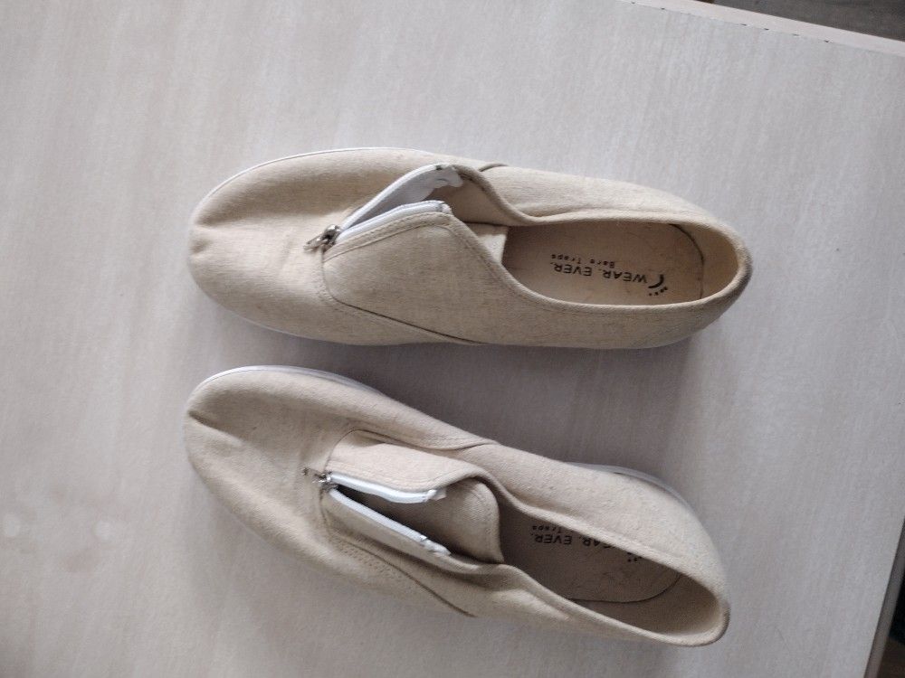Shoes Size 10WW Bare Traps