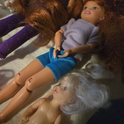 6 Palm Size Dolls & 21 Pieces of Clothing