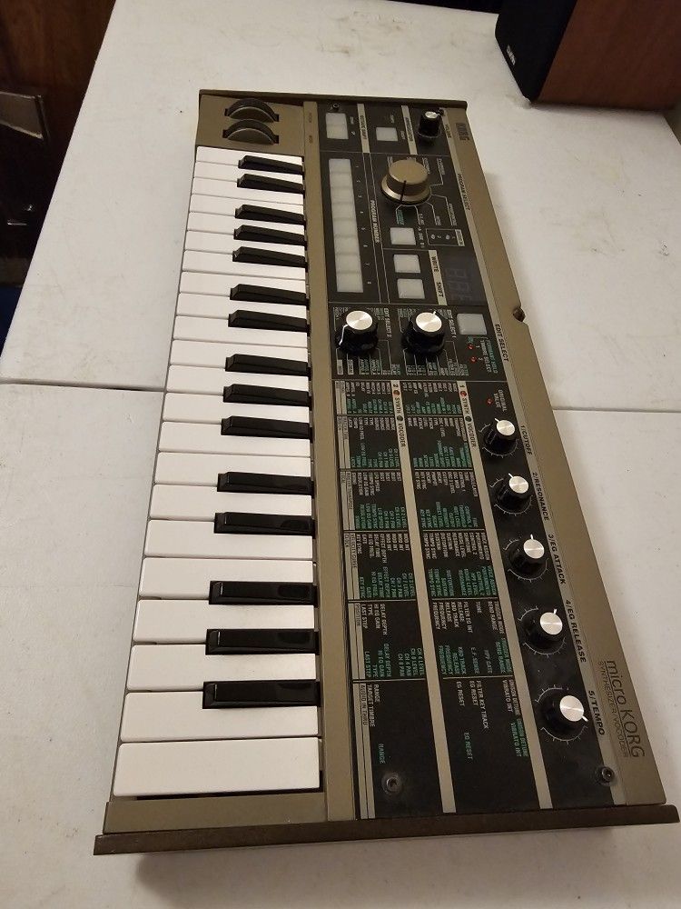 Compact MICROKORG Analog Synthesizer