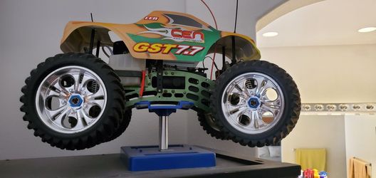 Cen Genisis gst 7.7 Nitro Truck. Used 3 Times. Like New. And A Bunch  spare Parts. 