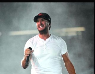Luke Bryan with Lanie Gardner, Lauren Watkins and Randall King