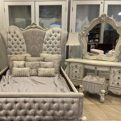 Acme Versailles Bedroom Set With Vanity